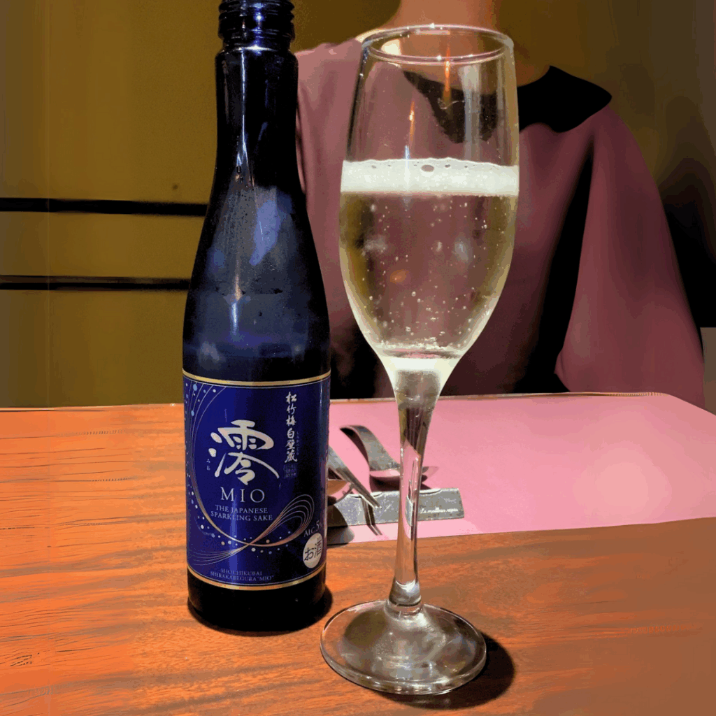 澪のボトルと、発泡が美しいスパークリング日本酒が注がれたグラス