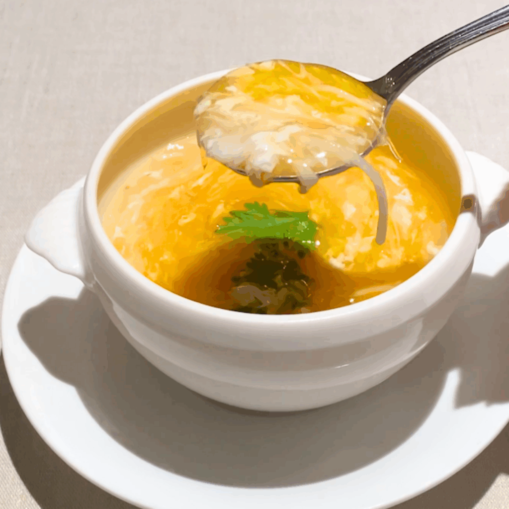 スプーンですくったふかひれスープ。口に運ぶ直前の美味しそうな瞬間。