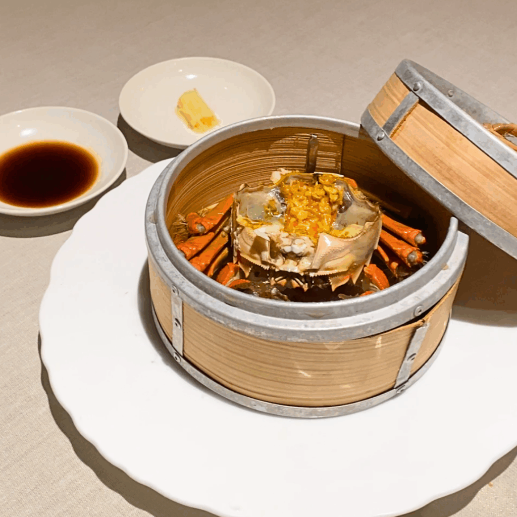 蒸篭のフタを開けた直後の蒸し上海蟹。立ち上る香りが感じられる一枚。