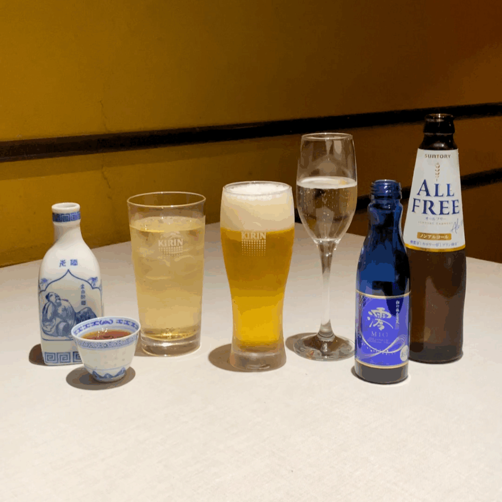 角ハイボール、生ビール、スパークリング清酒、紹興酒、ノンアルコール飲料のグラスが並ぶ、ほろ酔い壺中夜の選べるドリンク紹介画像。