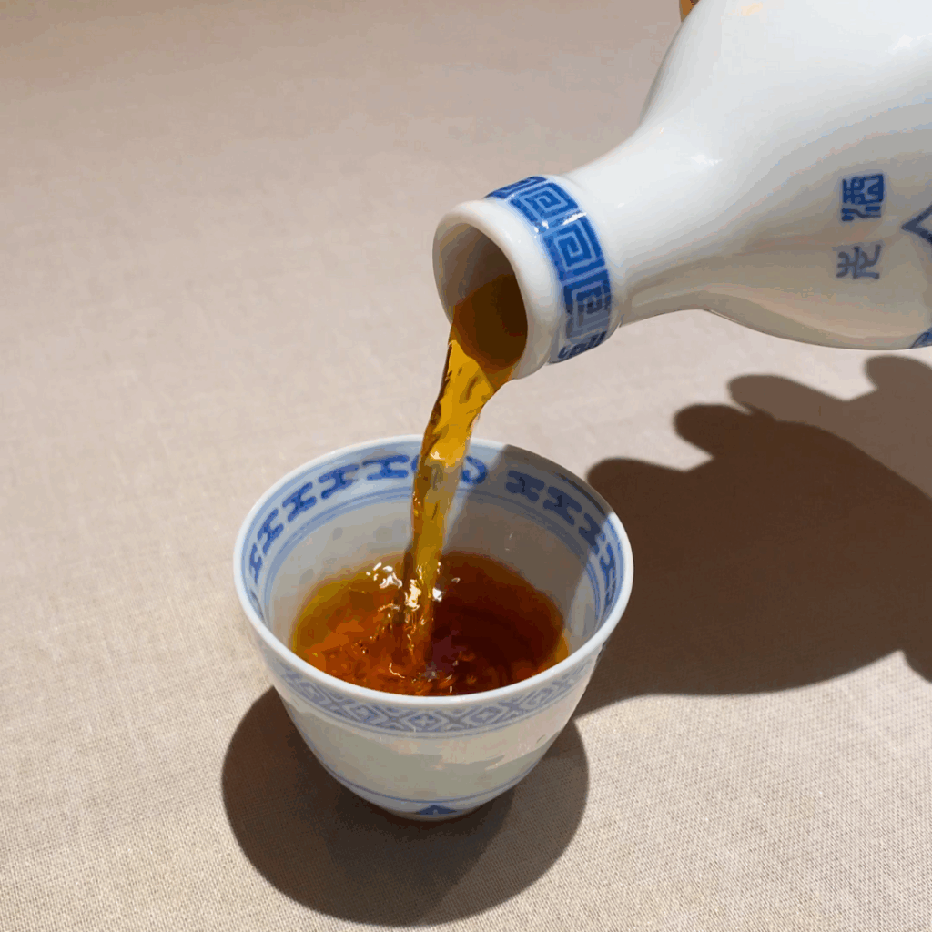 壺中夜のハッピーアワー特典を伝える紹興酒を注ぐ瞬間の画像。18時までのおかわり割引を表現。