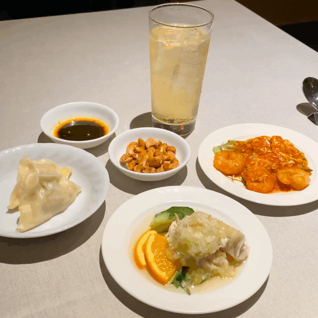 一人分のドリンクとおつまみ3品が並ぶテーブル。ほろ酔い壺中夜の一人飲み向けセットのイメージ。