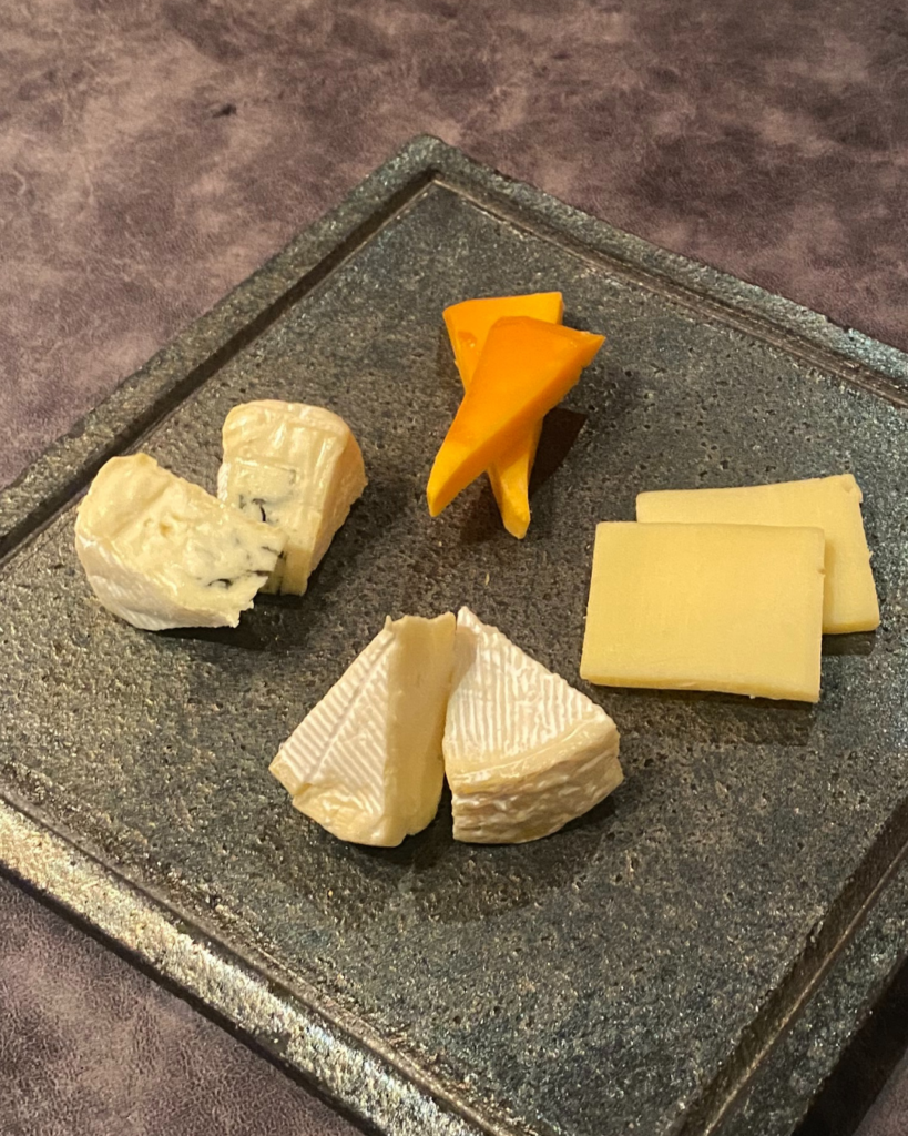 料理長厳選のチーズ盛り合わせ。仕入れ状況により内容が変わる特別プレート。