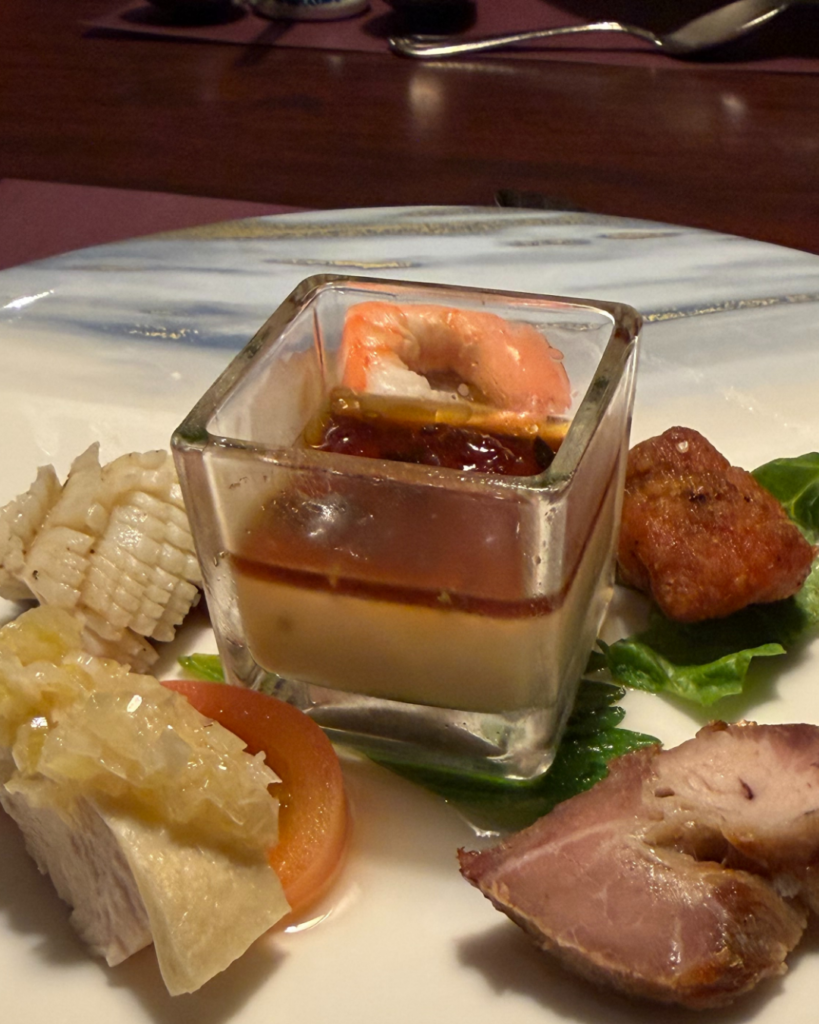 彩り豊かな前菜5種盛り合わせ。旬の素材を丁寧に仕上げた華やかな一皿。