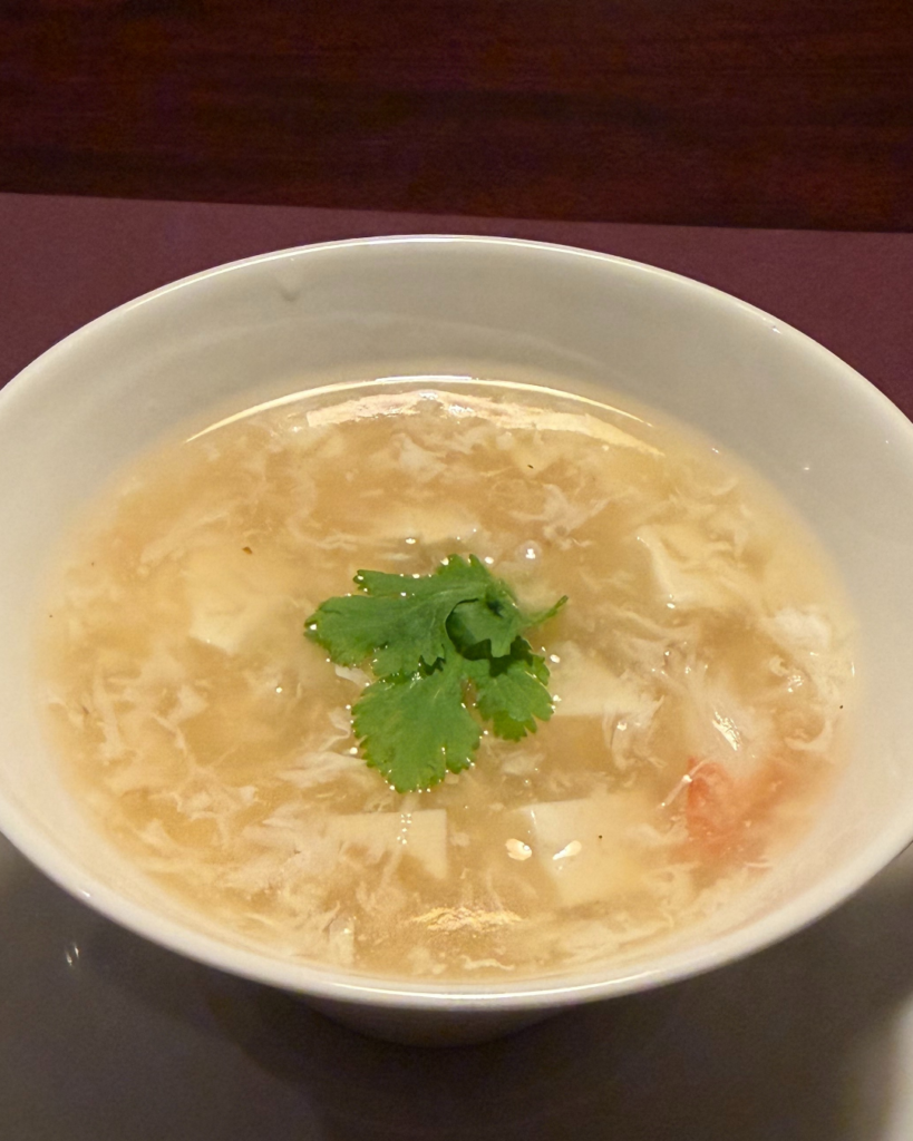 蟹の旨味が溶け込む熱々スープ。豆腐のなめらかさと蟹の甘みが広がる贅沢な味わい。