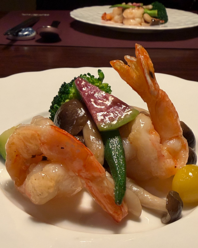 ぷりぷりの大海老と季節野菜を香ばしく炒めた一品。彩りと食感が楽しめます。