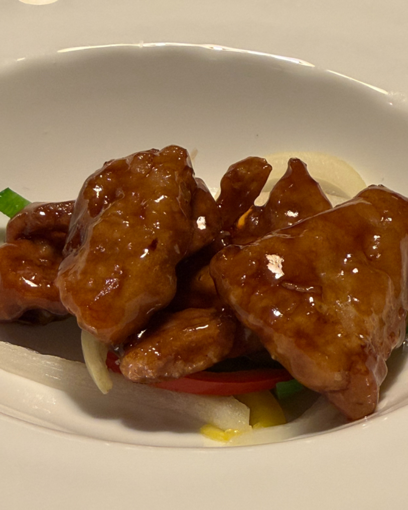 黒酢の深いコクと香りが際立つ酢豚。外はカリッと、中はジューシーな食感。