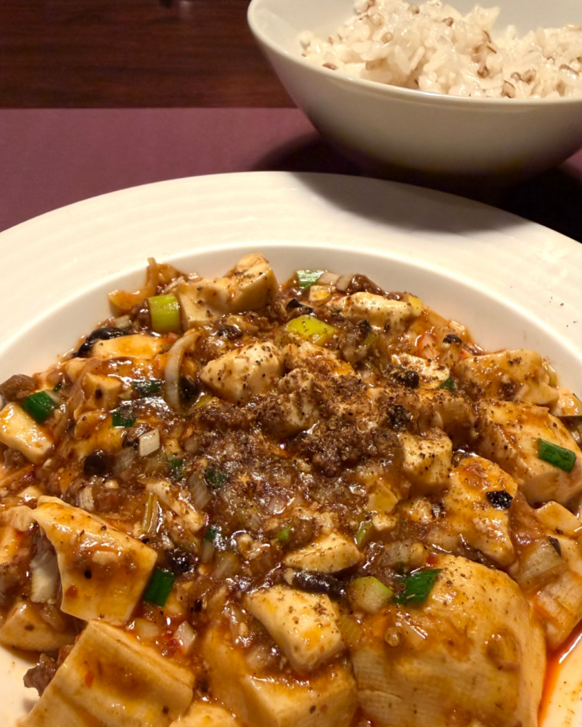 熱々の麻婆豆腐とふっくらご飯。旨辛のコクがご飯に絡む至福の組み合わせ。