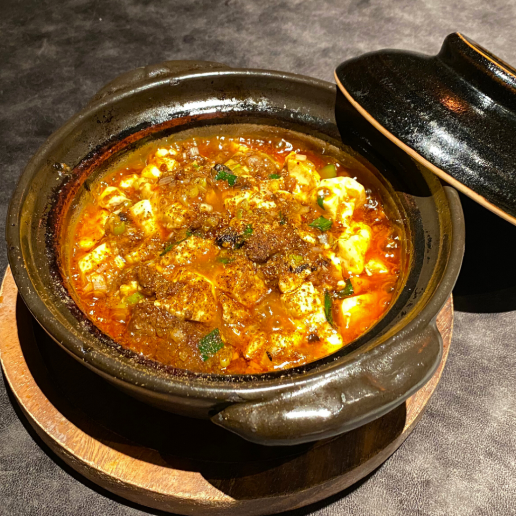 土鍋にたっぷり盛られたぼっかけ陳麻婆豆腐。牛すじの旨みと豆板醤の辛味が香る熱々の一皿。