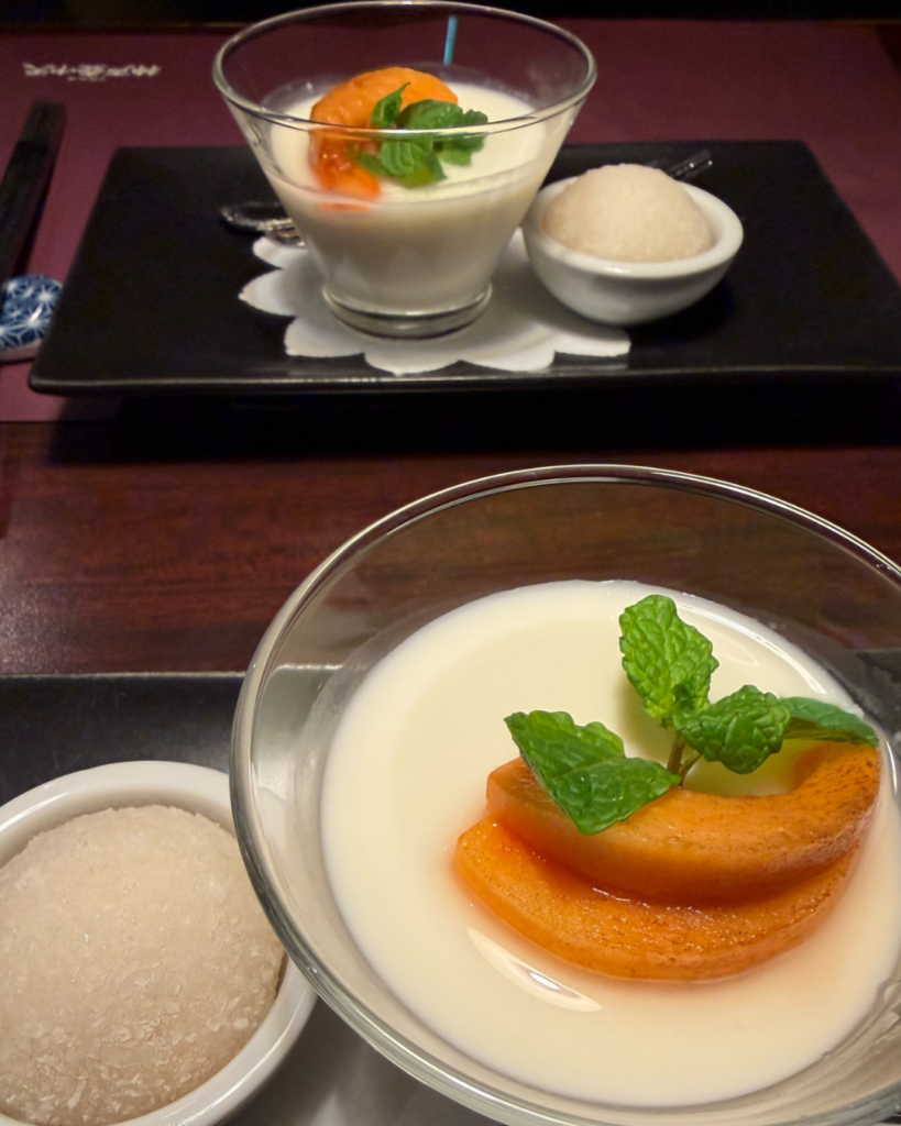 なめらかな杏仁豆腐を中心としたデザート盛り合わせ。食後にふさわしい甘美なひととき。