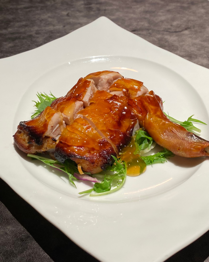 香ばしいチキンにプラムソースとチーズを合わせた一皿。クリスマスフェア限定。