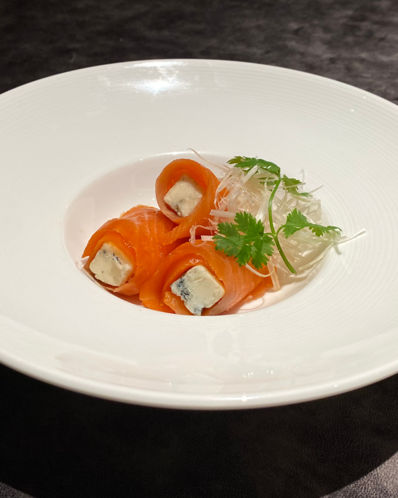 燻製サーモンをチーズで巻いた前菜。クリスマス限定、中華とチーズの特別メニュー。