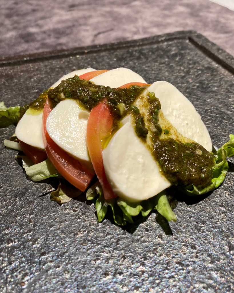 トマトとフレッシュチーズを四川風椒麻ソースで仕上げた爽やかな一皿。