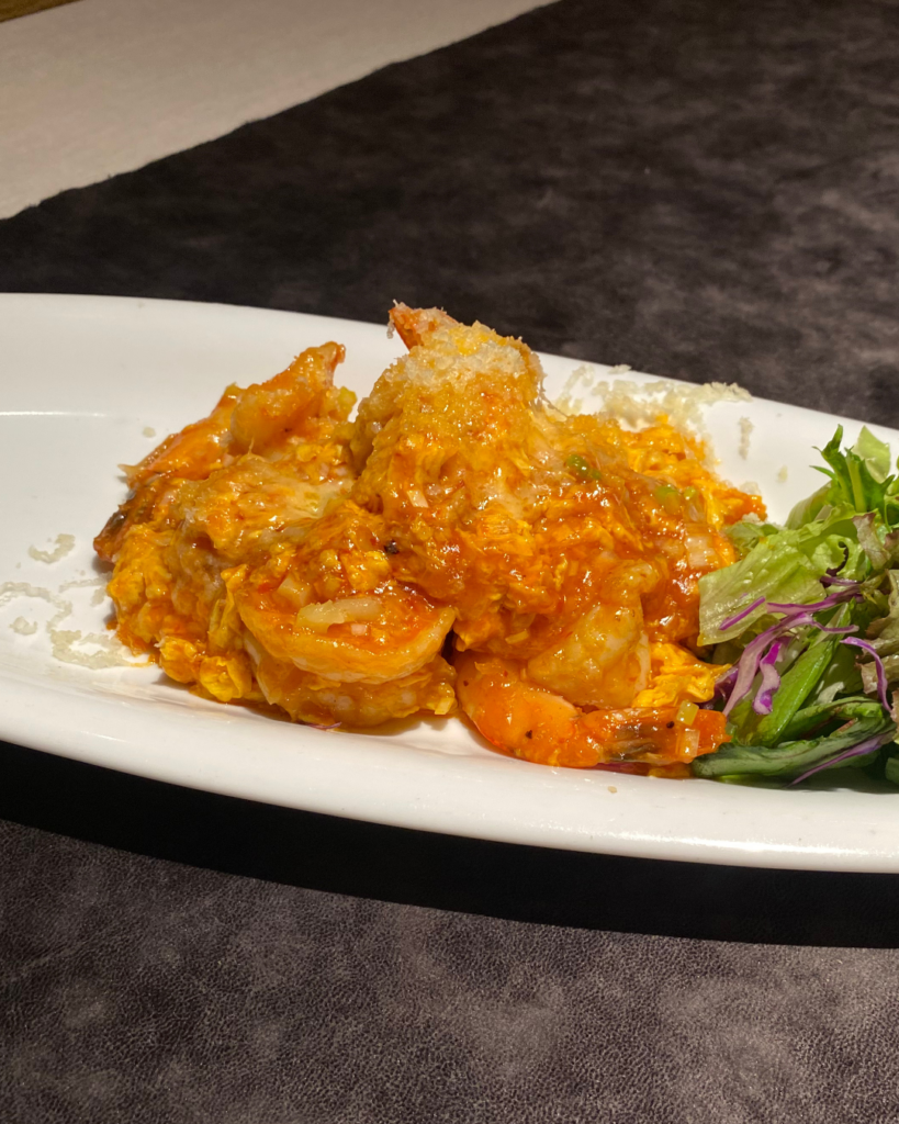 大海老のチリソースにコンテチーズを添えた華やかな中華料理。ワインと相性抜群。