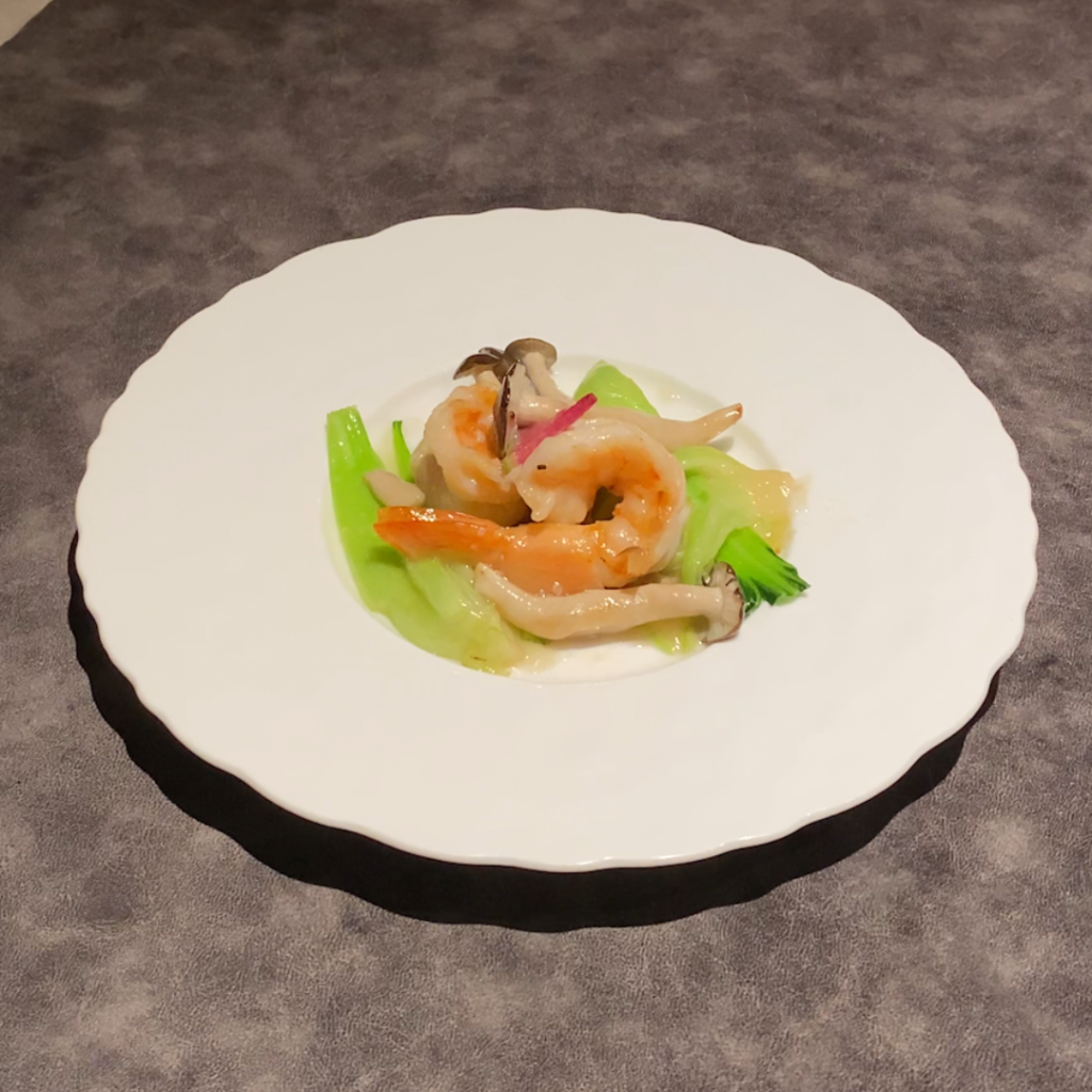 ランチコースの大海老と青菜の柚子炒め。柚子の香りが広がる彩り豊かな一皿