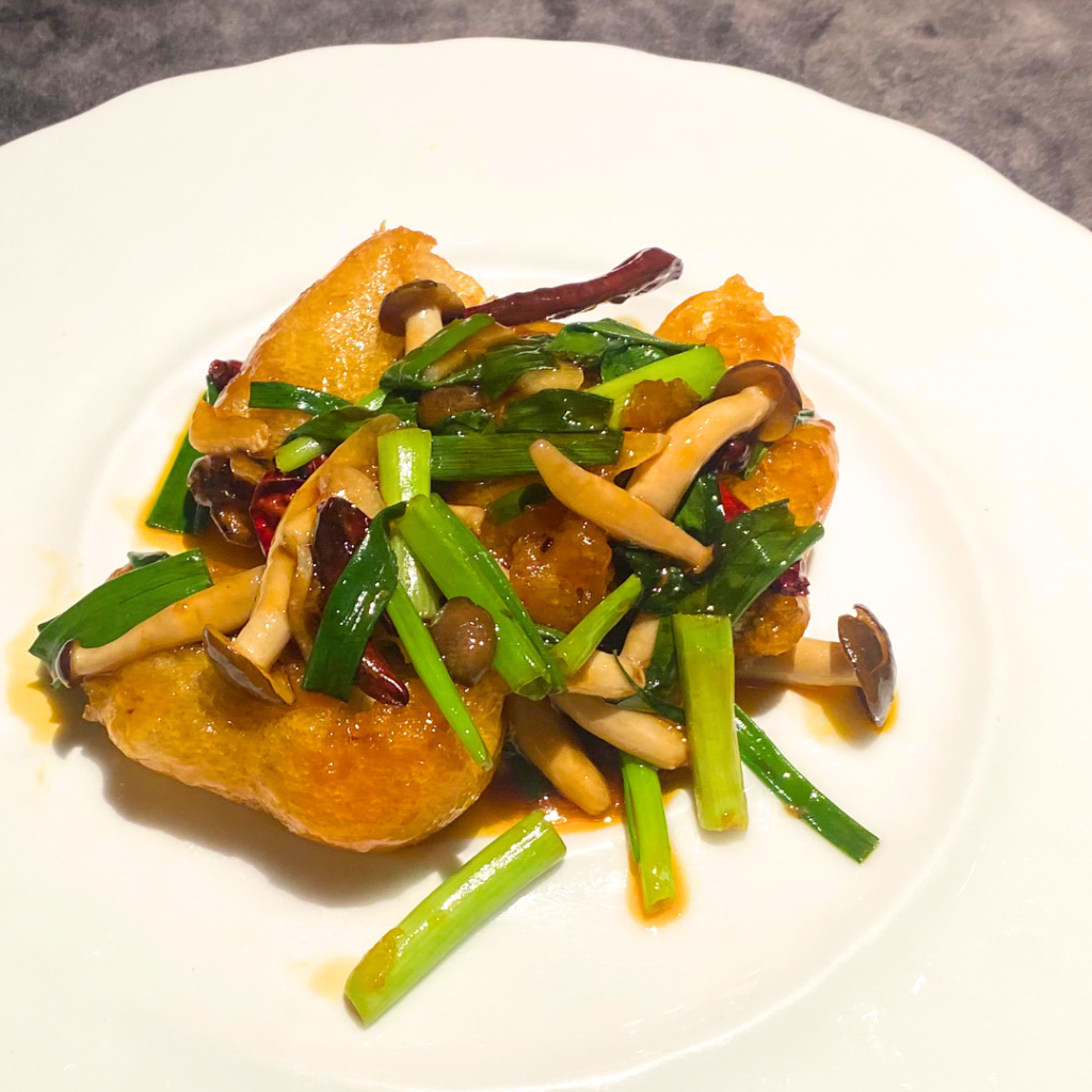 牡蠣の唐辛子炒め ガーリック風味。赤い唐辛子とガーリックが彩る牡蠣料理の全体写真