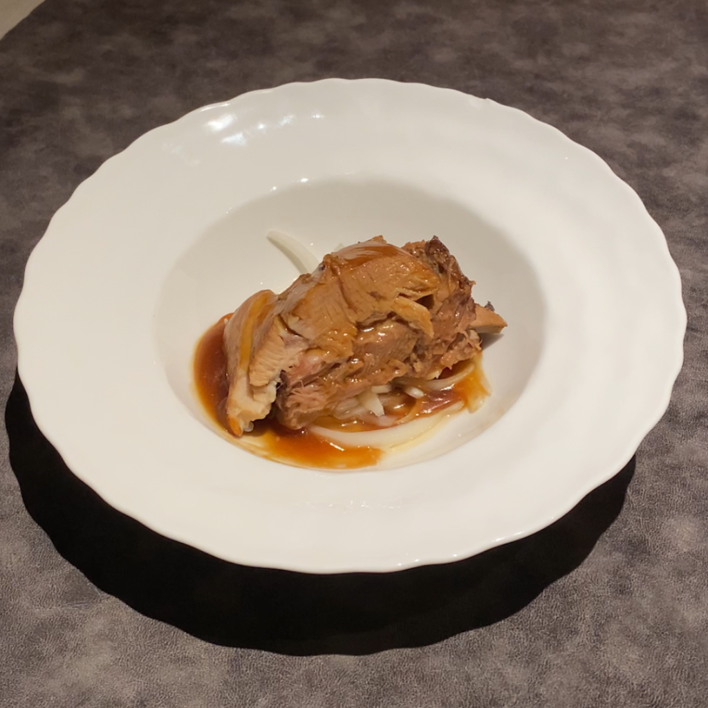 ランチコースの柔らかスペアリブ。バルサミコソースで仕上げたほろほろ食感の贅沢な一品