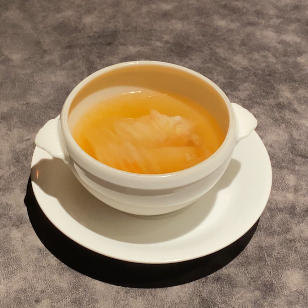 ランチコースのふかひれ蒸しスープ。七種の具材を閉じ込めた旨みたっぷりの温かいスープ