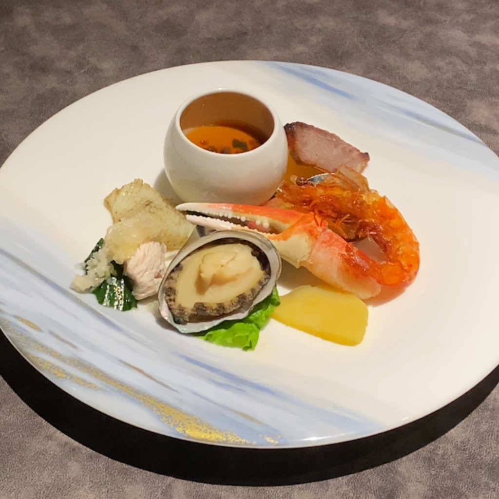 ディナーコースの新年お祝い前菜盛り合わせ。彩り豊かな旬食材を使った華やかな一皿