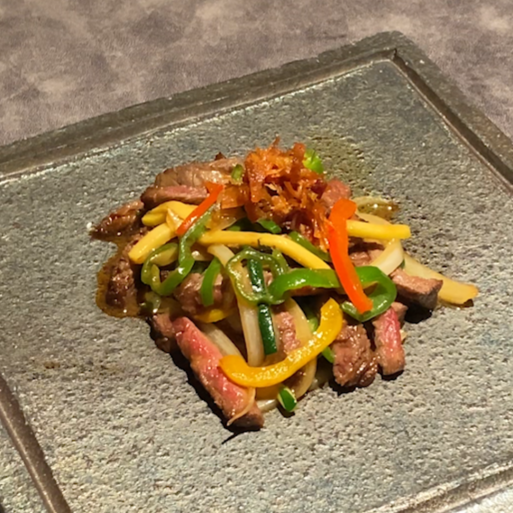 ディナーコースの和牛XO醤ソース。濃厚な旨みと香りが広がる贅沢なメインディッシュ