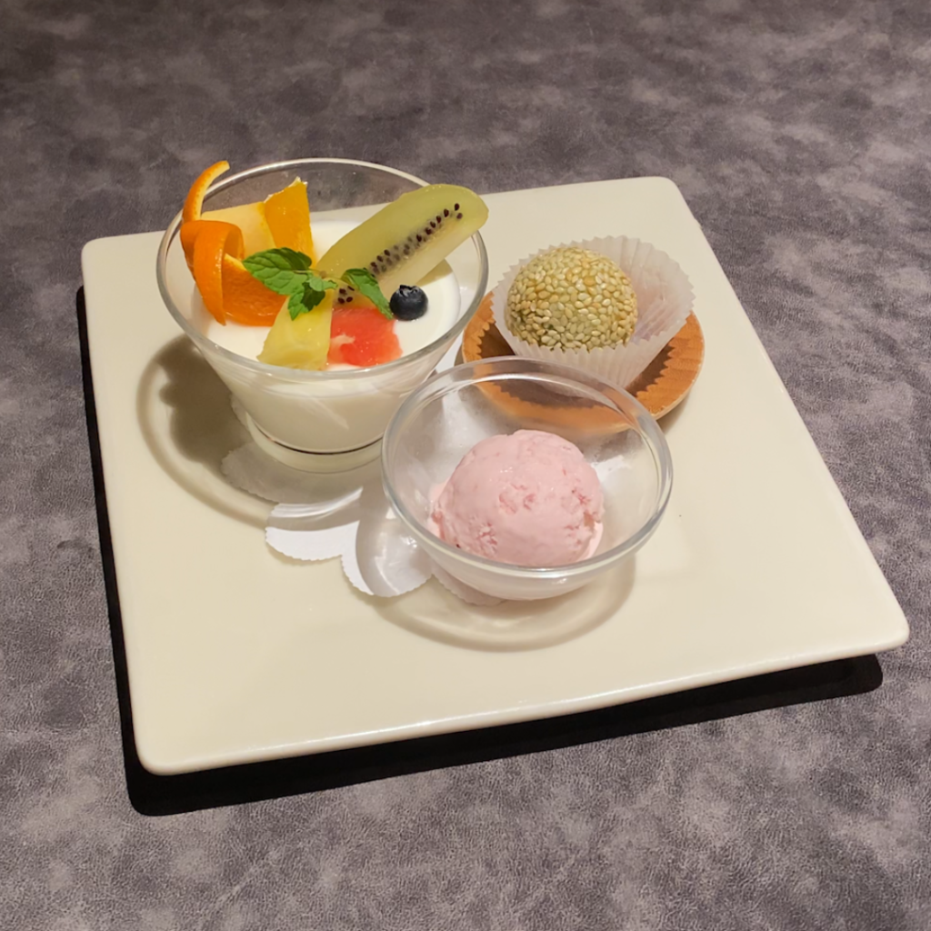 ディナーコースのお正月特別デザート。新春を祝う華やかなスイーツで締めくくる一品