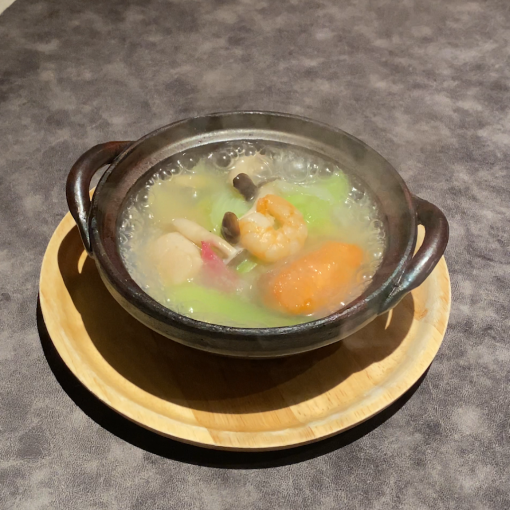 ディナーコースの海鮮餡かけおこげ。香ばしいおこげに海鮮の旨みを閉じ込めた餡をかけた料理