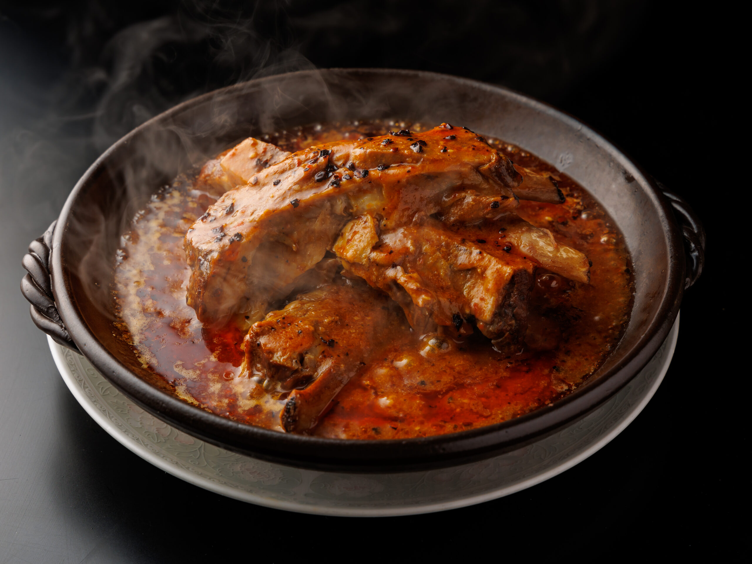 スペアリブ香辣醤煮込み｜旨辛ソースで煮込んだ骨付き肉