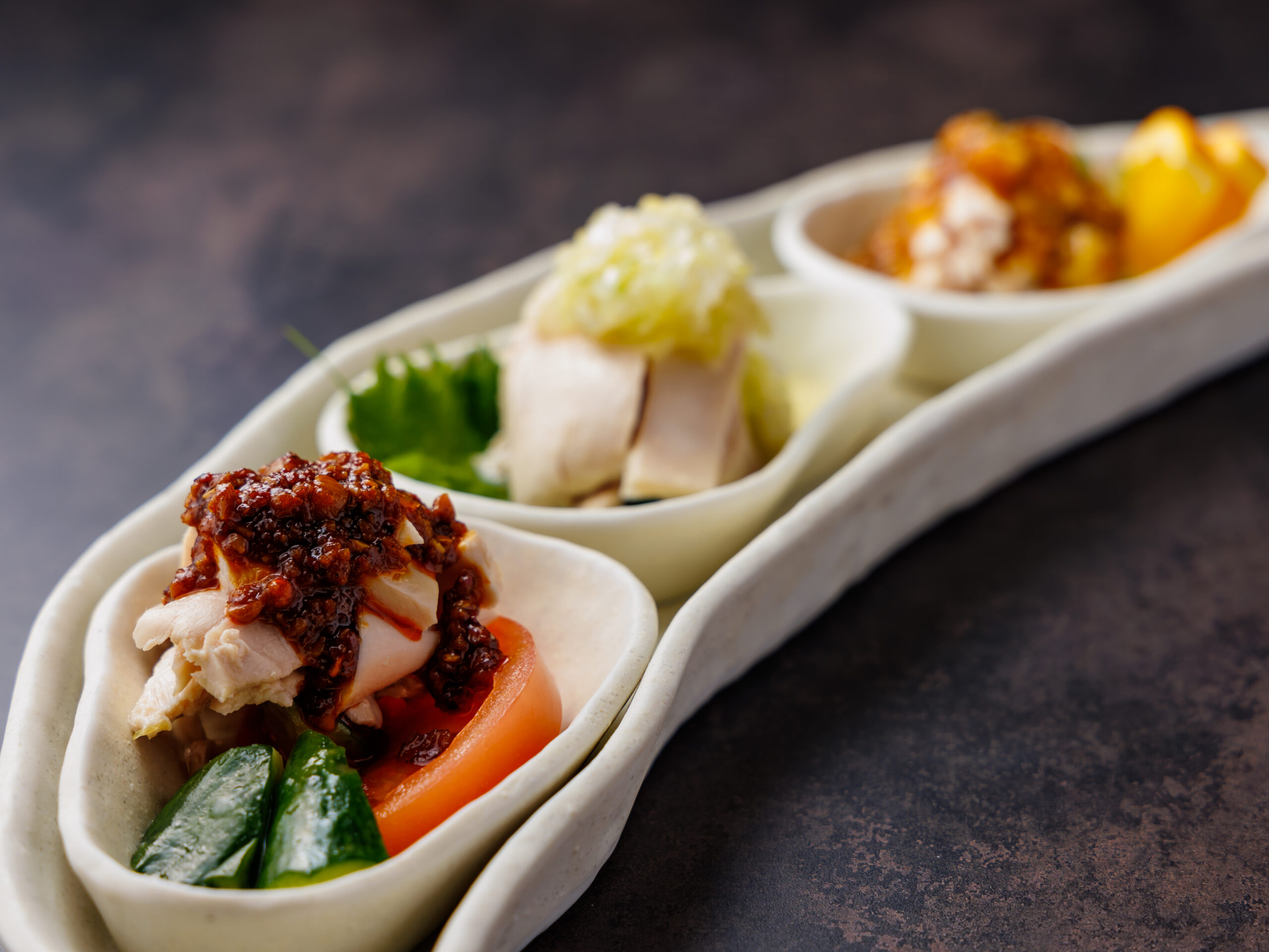 三食蒸し鶏｜柔らかい鶏肉と三種の味わいを楽しむ蒸し料理