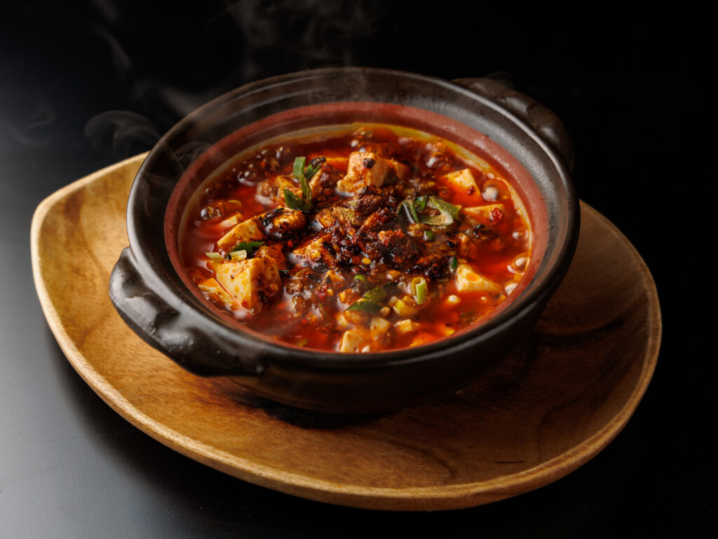 四川山椒の香りが際立つ本格派・陳麻婆豆腐。艶やかな辣油と挽き肉の旨味が広がる、神戸壺中天自慢の一皿。