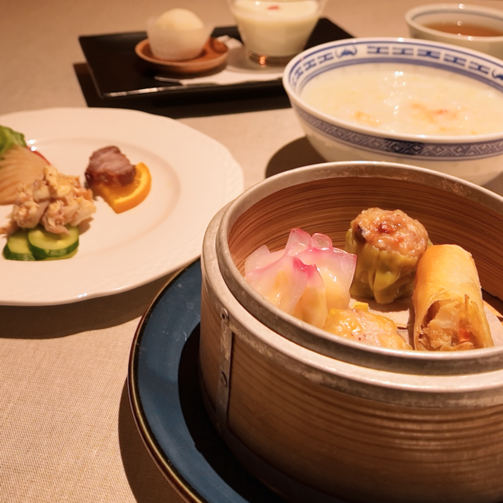 神戸壺中天の点心4種盛り合わせ。彩り豊かな蒸し点心が並び、肉・海鮮・野菜の旨みが伝わる食欲をそそるクローズアップ写真。