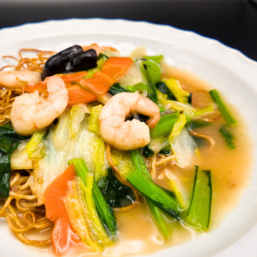 香ばしく焼き上げた蝦子麺に、濃厚な海老味噌餡がとろりとかかった焼きそばのアップ写真。海老の香りと旨味が伝わる、立体感のある盛り付け。