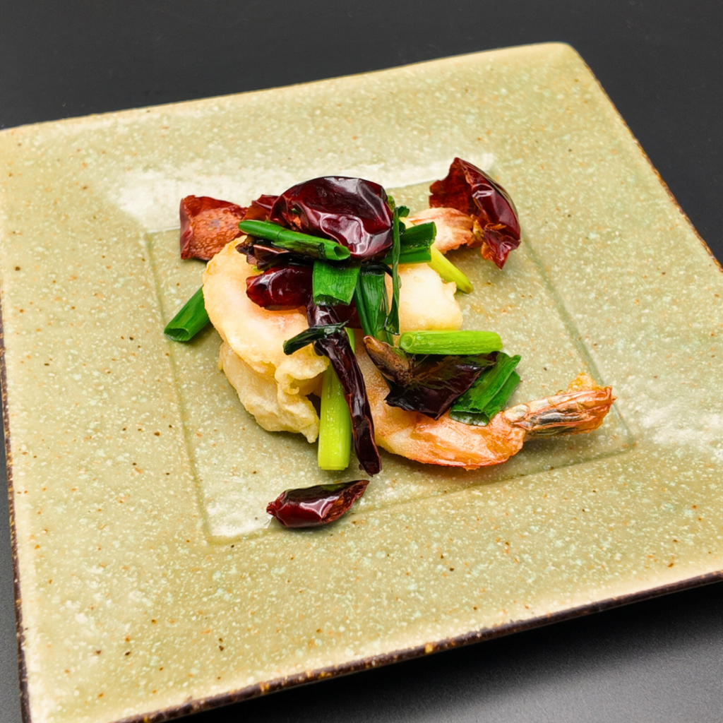 大海老の揚げ物 唐辛子風味。ぷりっとした海老を香ばしく揚げ、唐辛子の軽やかな辛味を効かせた人気メニュー