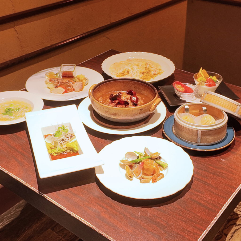 陽炎（かげろう）コースの全景。前菜から土鍋・点心・海鮮・炒飯・デザートまで華やかに揃う、春の歓送迎会向けシェアスタイル。