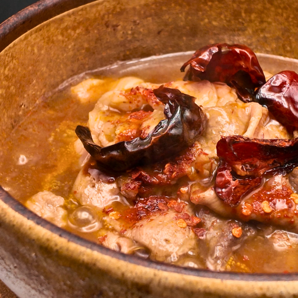 牛リブロースの四川風土鍋煮込み。スパイスの香りと旨味が広がる贅沢な土鍋料理。体の芯から温まる、宴席の主役級メニュー。