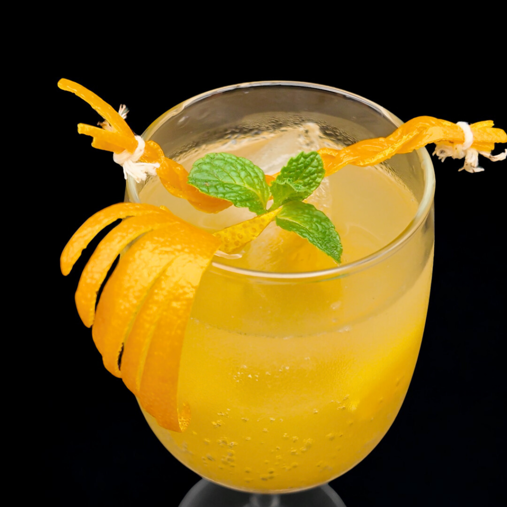 オレンジフィズを上から見た構図で、グラス表面と飾り切りのオレンジが写っている。