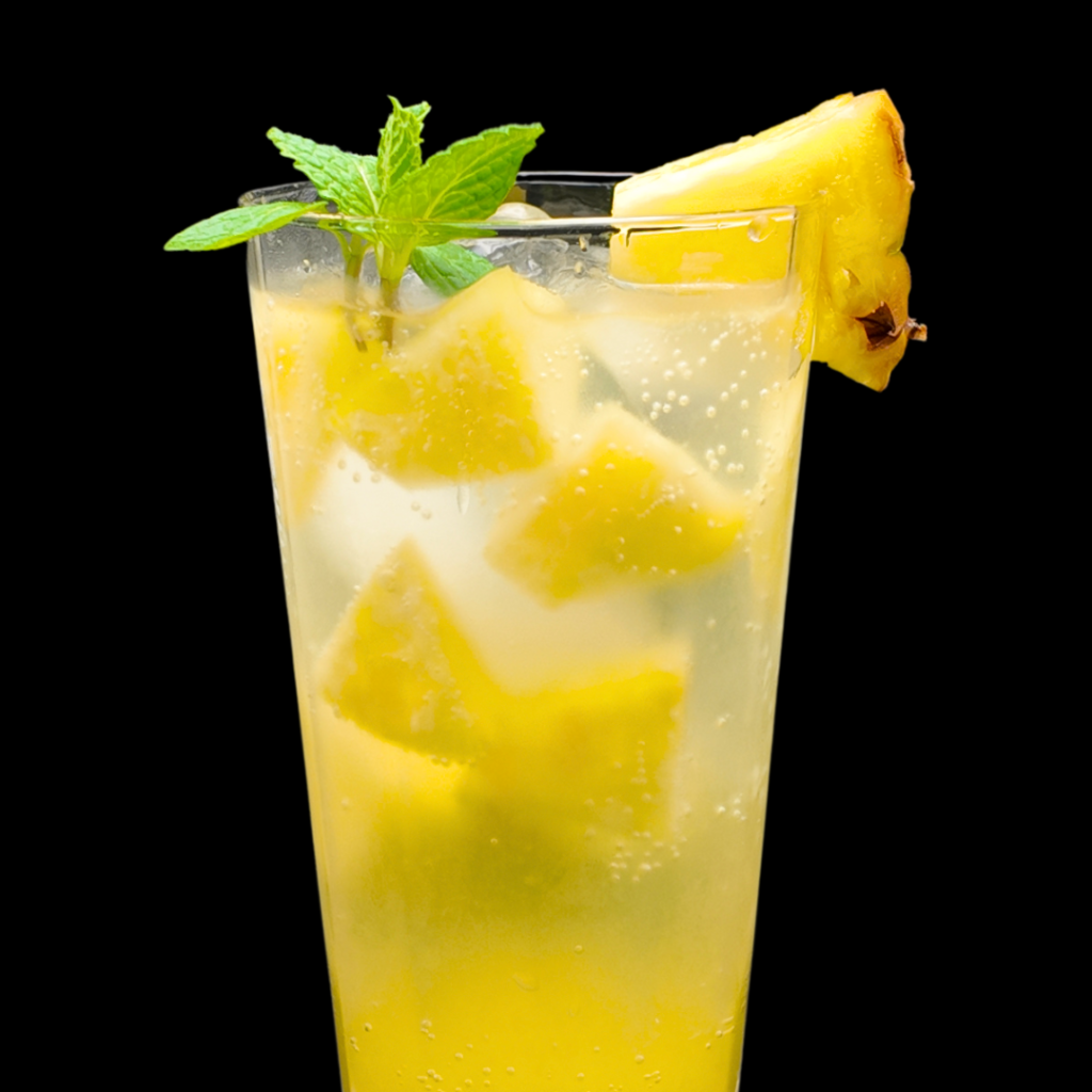 グラスいっぱいにパインの果肉が浮かぶ、あらごしパイン酒の写真。果肉の存在感が伝わる透明感のあるショット。