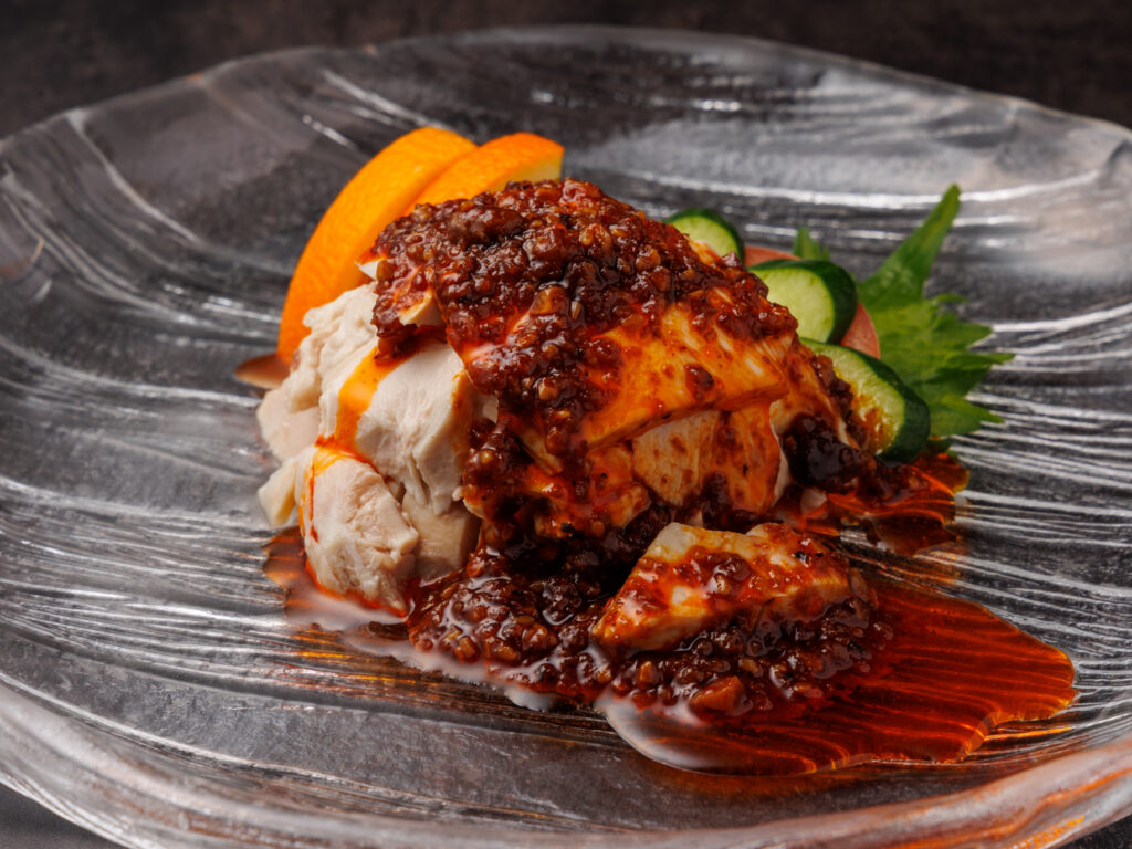 四川名物よだれ鶏｜自家製辣油の香りと痺れる辛味が食欲を呼ぶ前菜