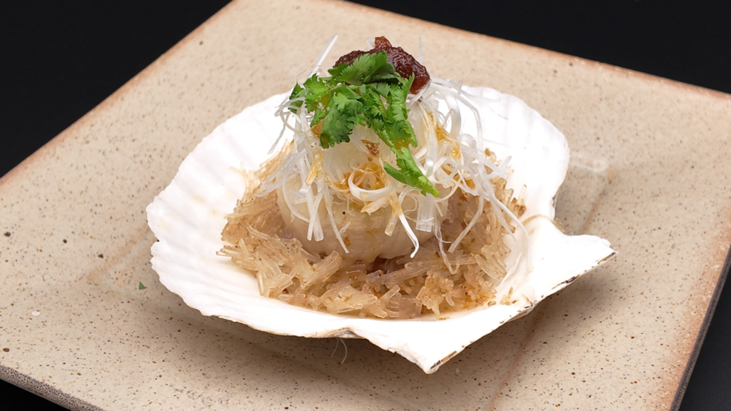 神戸元町・旧居留地の中華料理店で提供する帆立貝柱の沙茶醬蒸し｜吉浜産帆立の甘みと沙茶醤の奥深いコクが調和し、旨みを吸った春雨まで楽しめる中国料理