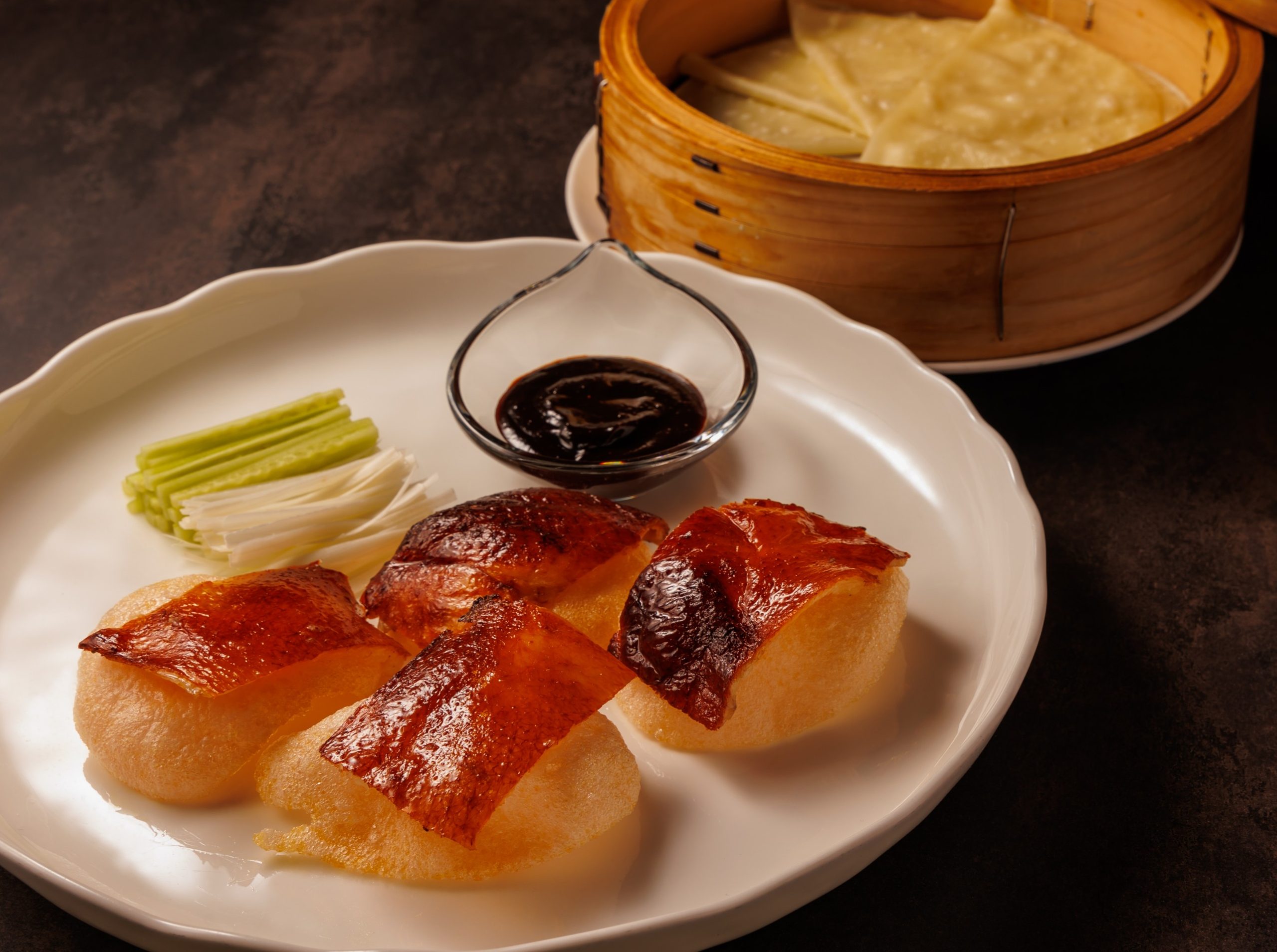 北京ダック|パリッと香ばしく焼き上げた皮を自家製甜面醤とともに味わう本格中国料理